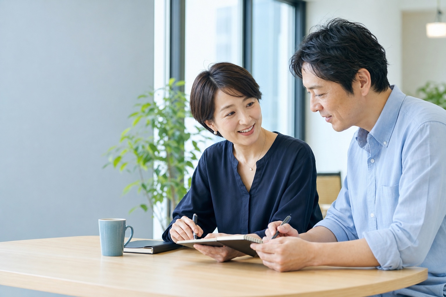 明るい空間で日本語の相談内容を整理する二人